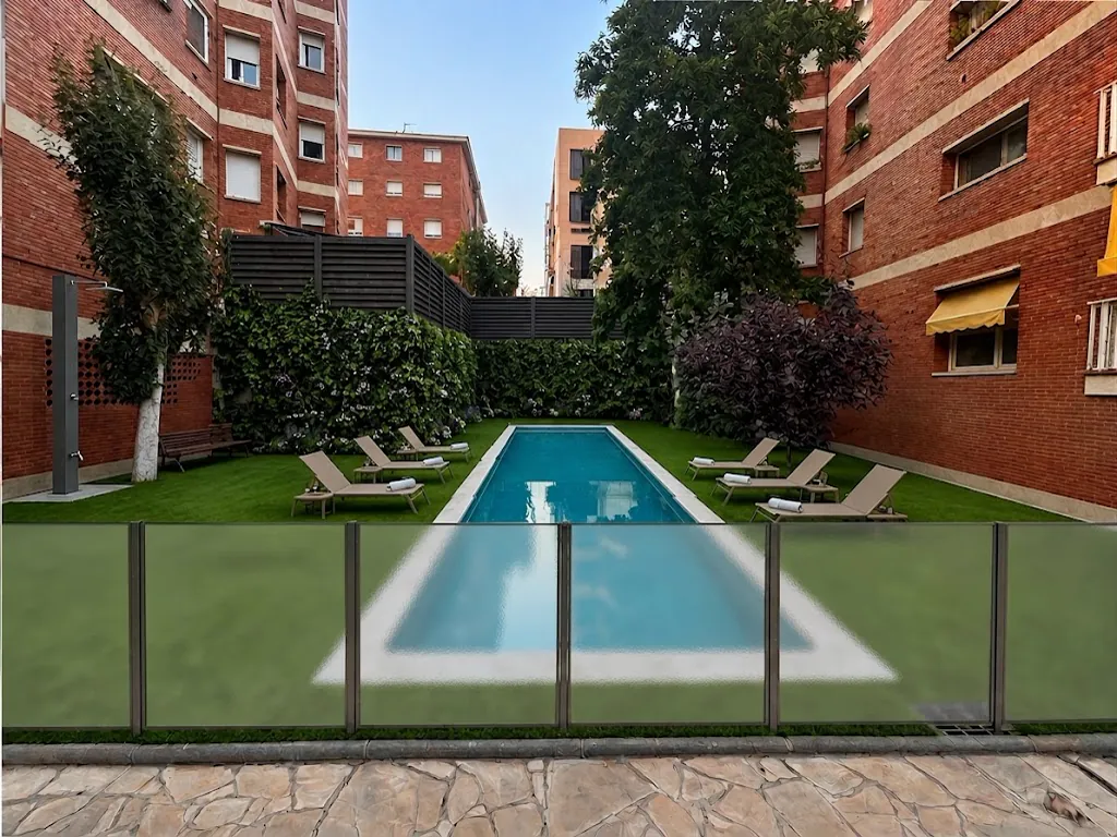 El mismo patio con la piscina, césped, tumbonas y valla de vidrio propuestas